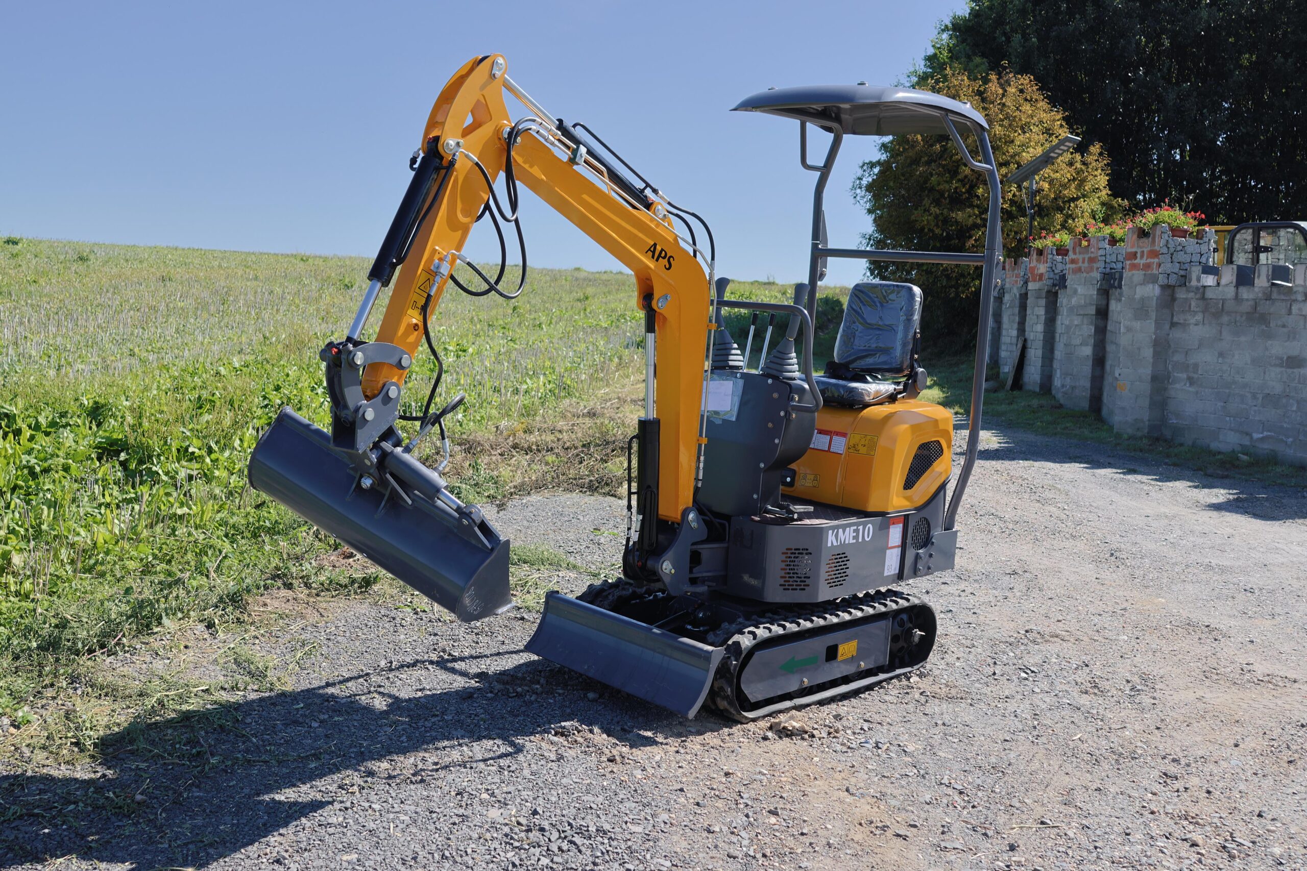 Mini Pelle 1T APS KME10 – Bras Pivotant | Compacte, Précise & Accès Étroit