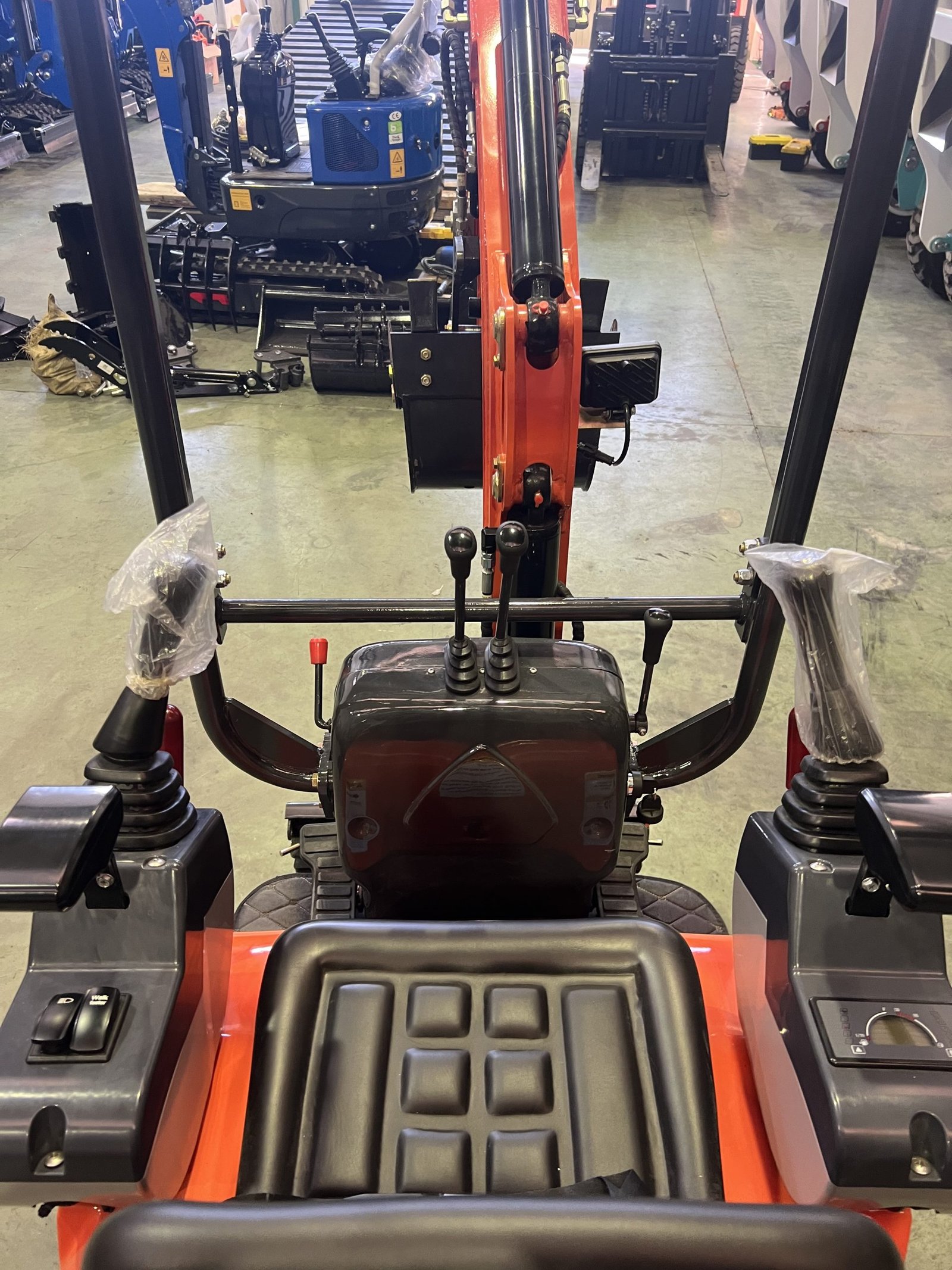 Mini Pelle 1200 kg Kubota Neuve – Chenilles Rétractables 74 cm, 3 Godets, Garantie 1 an – Image 11