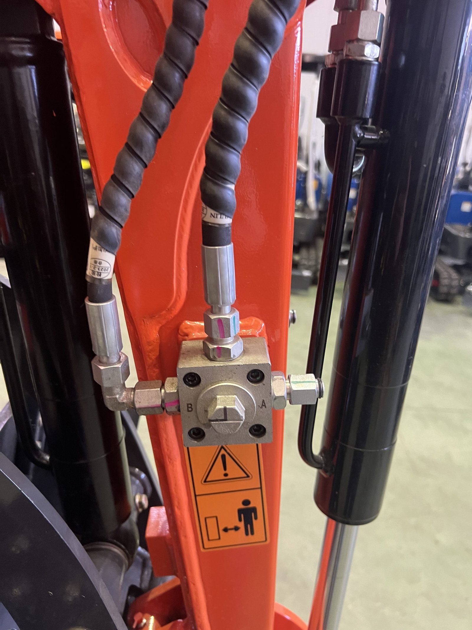Mini Pelle 1200 kg Kubota Neuve – Chenilles Rétractables 74 cm, 3 Godets, Garantie 1 an – Image 4