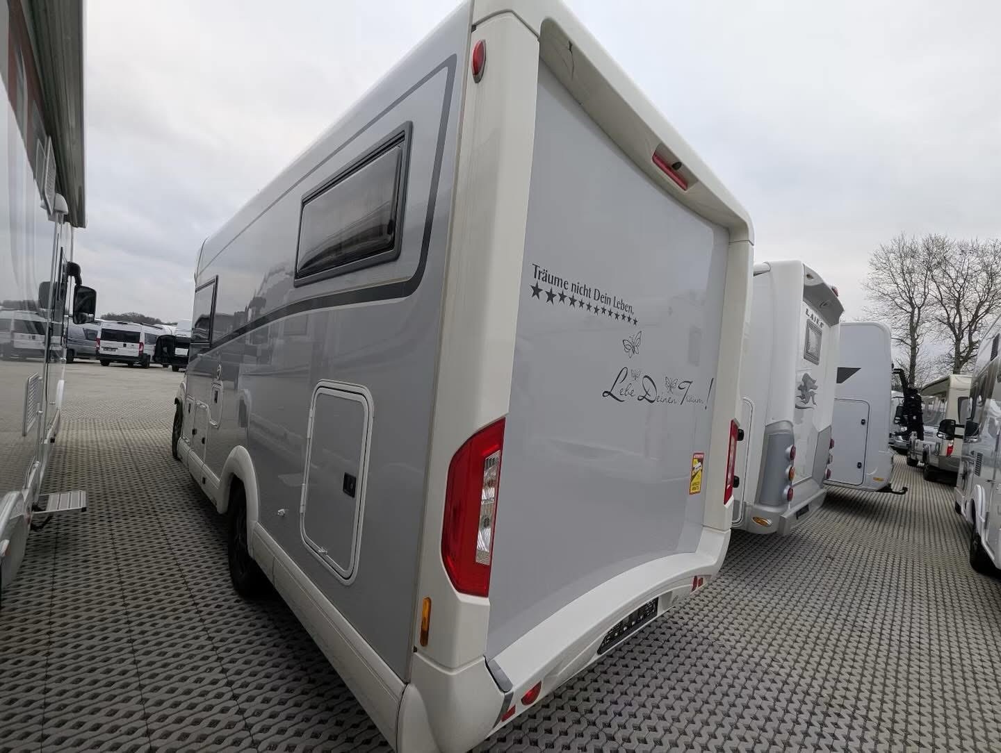 Carthago C-Tourer T 143 – Camping-car premium autonome avec panneaux solaires, TV & GPS