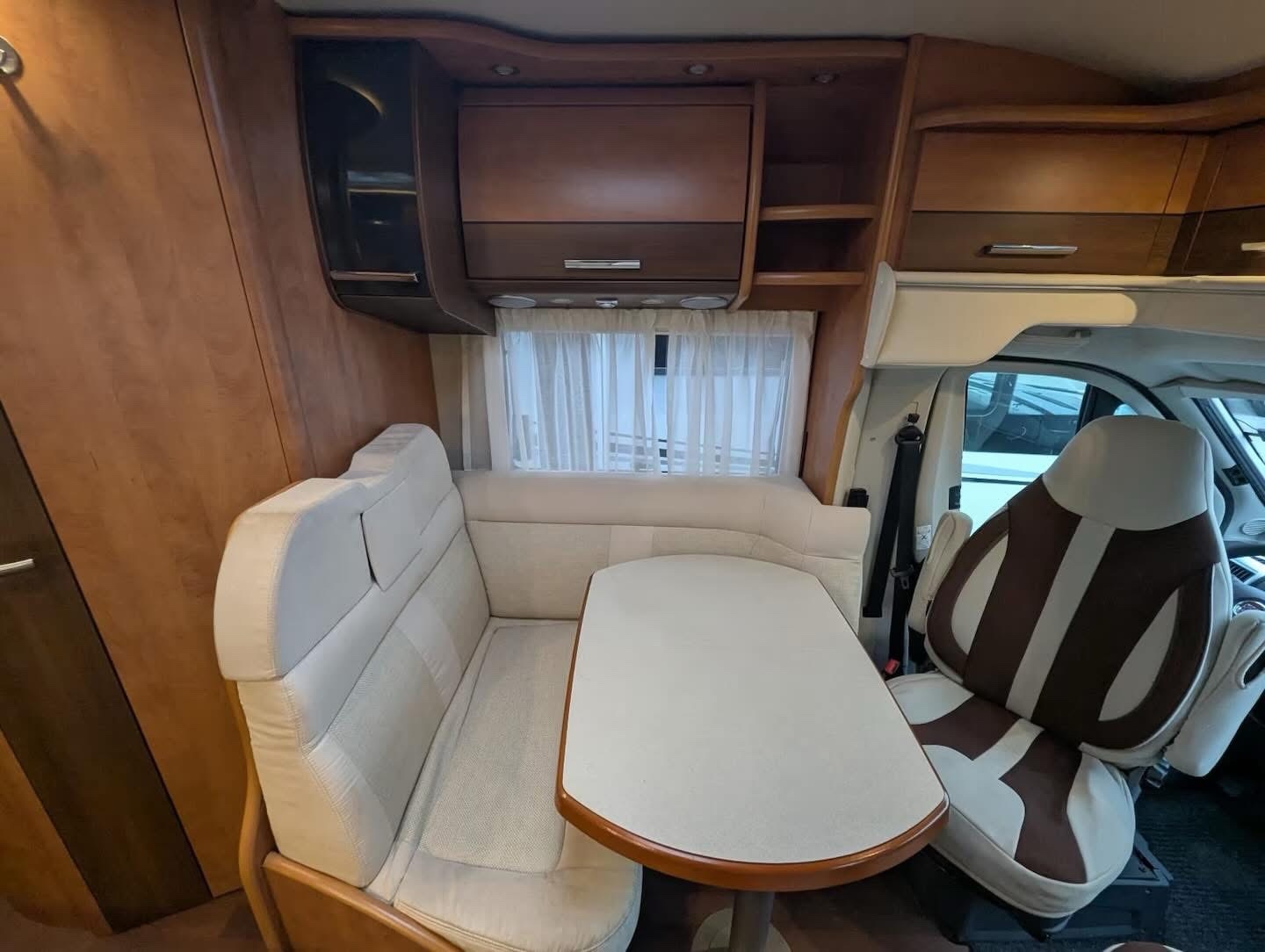 Carthago C-Tourer T 143 – Camping-car premium autonome avec panneaux solaires, TV & GPS – Image 2