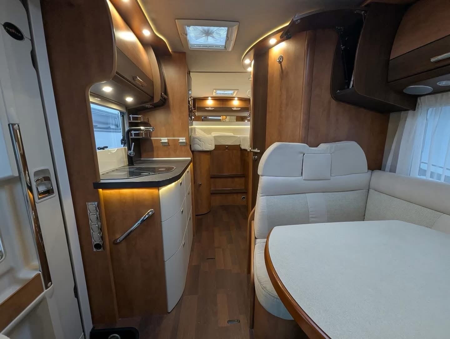 Carthago C-Tourer T 143 – Camping-car premium autonome avec panneaux solaires, TV & GPS – Image 5