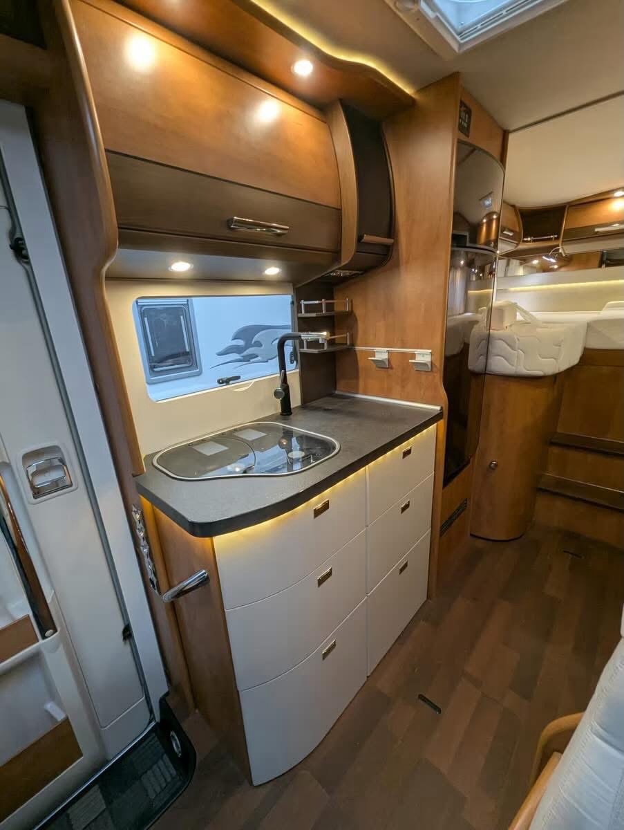 Carthago C-Tourer T 143 – Camping-car premium autonome avec panneaux solaires, TV & GPS – Image 7